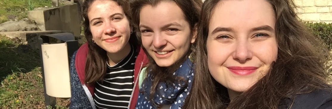 Mit meinen Freundinnen Camille und Marie während einer Lernpause. Unsere Schule hatte einen großen grünen Hof.