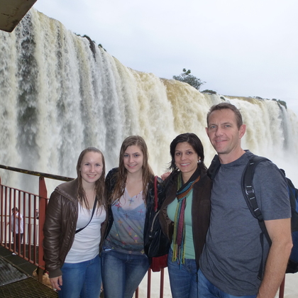 Meine Gastfamilie und ich bei den Iguazu-Wasserfällen beieinen unseren gemeinsamen Reisen