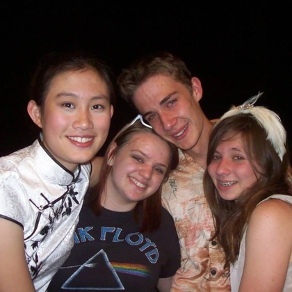 Ein Foto von mir und drei Freunden am letzten Tag vom Theater Club Huron Players.