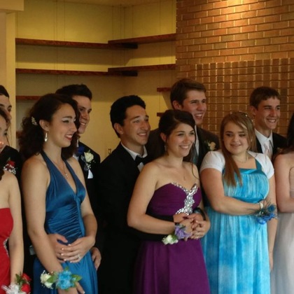 Ein Foto von meiner Prom Gruppe. Prom ist ein bisschen zu vergleichen wie unsere Maturabälle, nur dass Prom viel viel größer ist, eine wichtigere Rolle für die Schüler einer Schule spielt und einen höheren Stellenwert an der Schule hat.