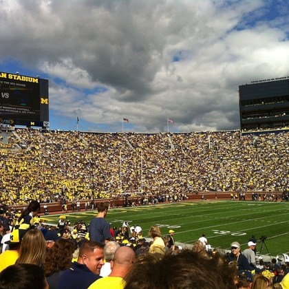 Das war mein erstes Football-Spiel in Michigan. Es zeigt das Michigan Stadium, welches das größte Stadion in den USA ist.