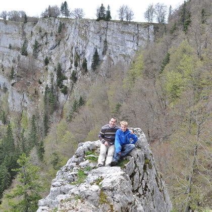 Mein Gastvater André und ich bei einer Wanderung auf einem Felsvorsprung bei 'Creux du Van', einer sehr bekannten Stelle im Jura-Gebirge.