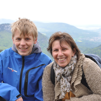 Meine Gastmutter Nicole und ich bei einer Wanderung im Jura-Gebirge.